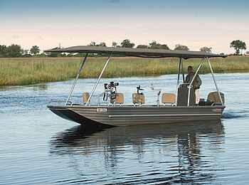 Duba Plains Camp: Für Fotografen ausgerüstetes Spezialboot