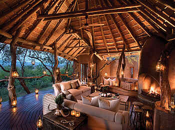 Madikwe Safari Lodge Lelapa: Lounge der Lodge mit Kamin