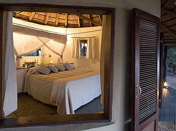 Nsefu Camp: Blick in eine Rondaviel