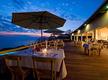 Pumulani Lodge: Deck über dem Pool