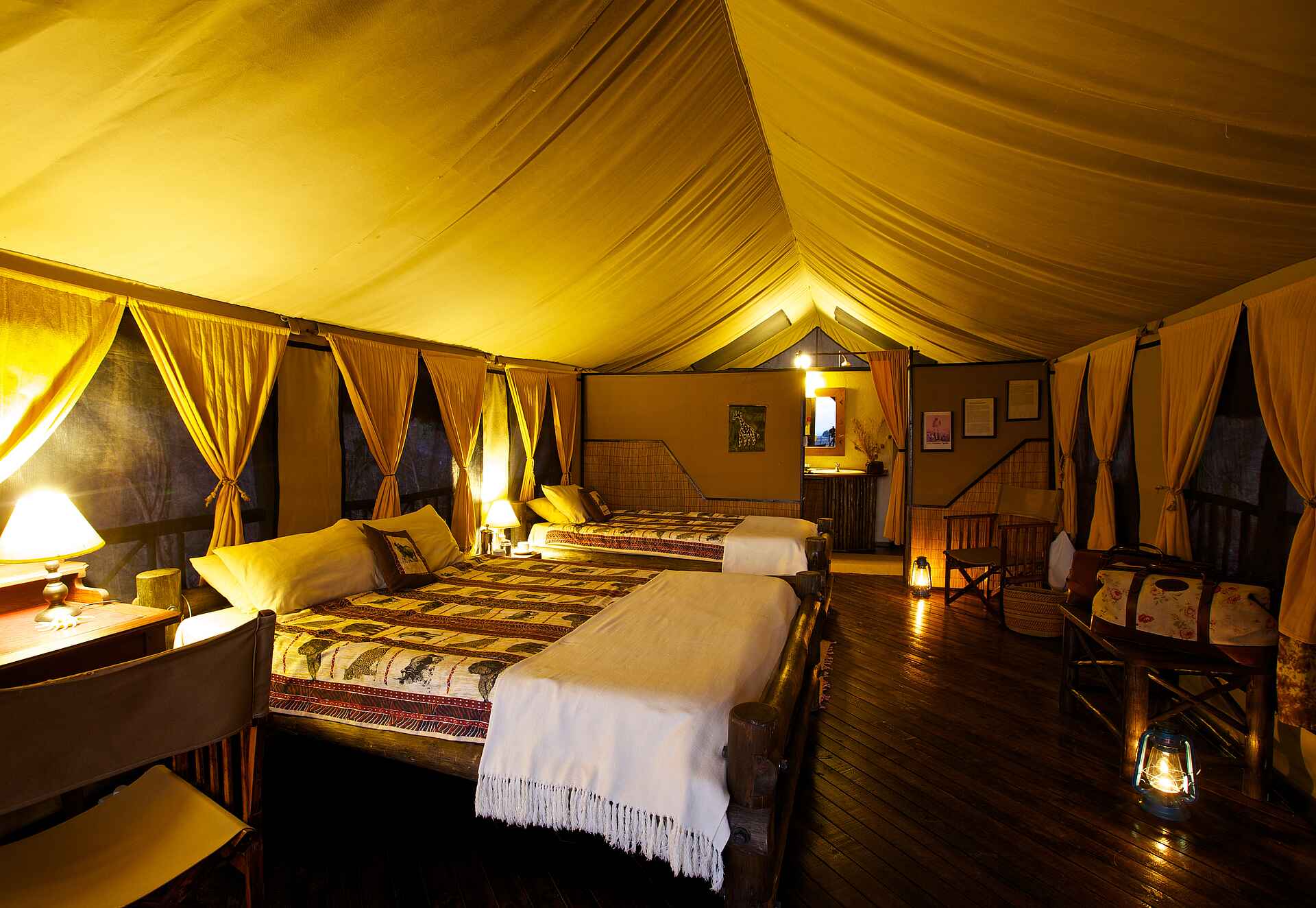 Stanley's Kopje Camp: Gästezelt Foxes Safaris, Mikumi National Park, Mkata River, Mwanamboga Waterhole, Stanley's Kopje Camp, Doppelbett, Gästezelt, Afrikarma, Afrikarma Safaris, Afrikarma Safaris - Wildnis. Hautnah., Afrikarma.de