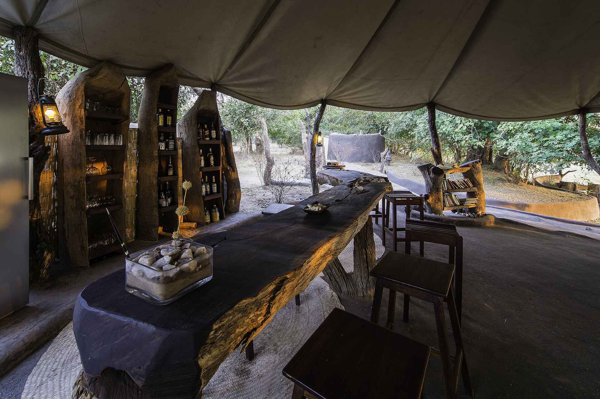 Robin Pope Safaris, South Luangwa National Park, Tena Tena, Luangwa River, Luangwa-Tal, Robin Pope, Tena Tena Camp, Walking Safari, Bar, Barhocker, Hauptzelt, Afrikarma, Afrikarma.de, Geführte Buschwanderung