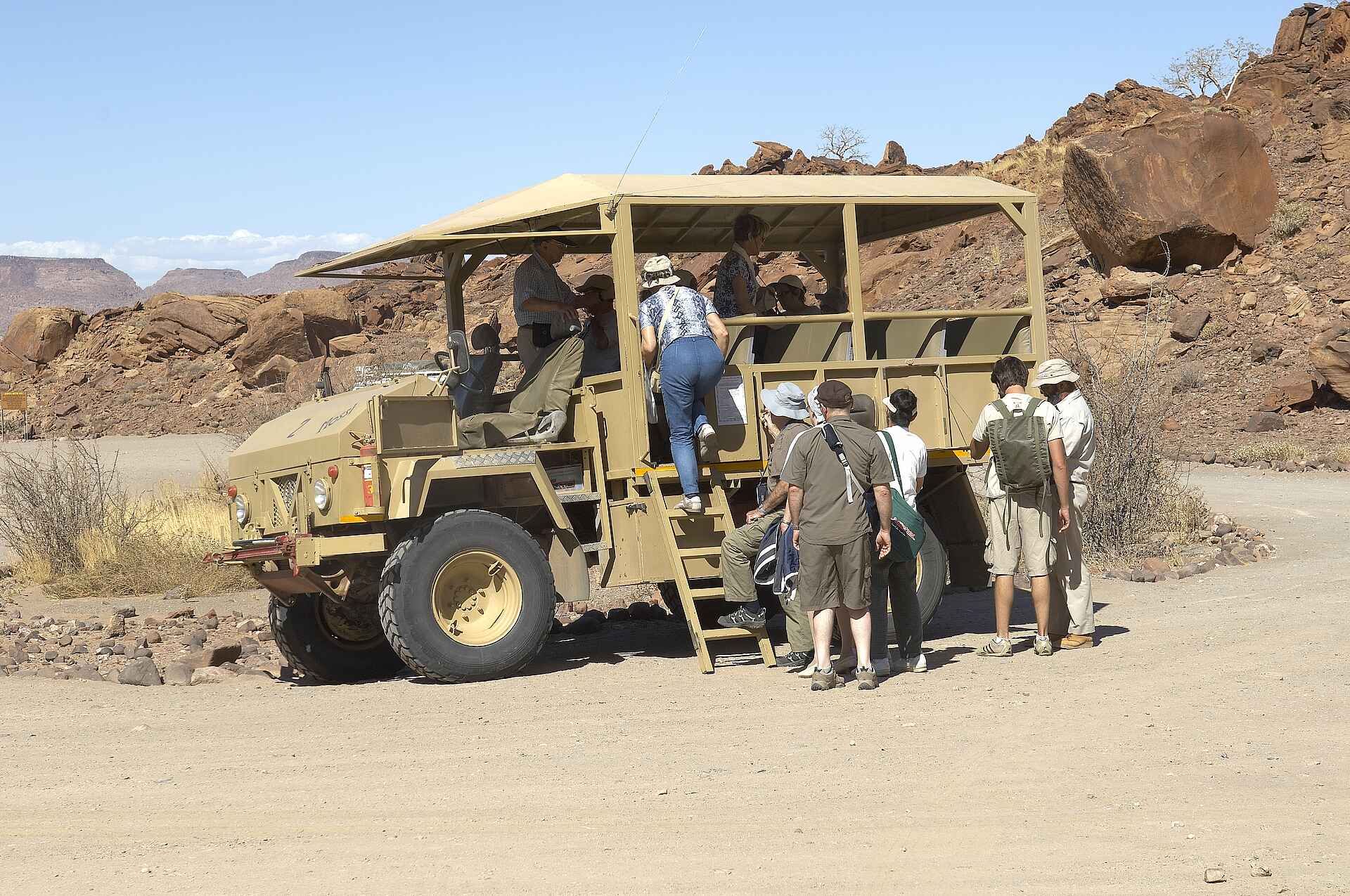 Damaraland, Felsmalereien, Petroglyphen, Twyfelfontein, Twyfelfontein Country Lodge, Uibasen Conservancy, Wüstenelefanten, Aktivitäten, Geländefahrzeug, Afrikarma, Afrikarma Safaris, Afrikarma Safaris - Wildnis. Hautnah., Afrikarma.de