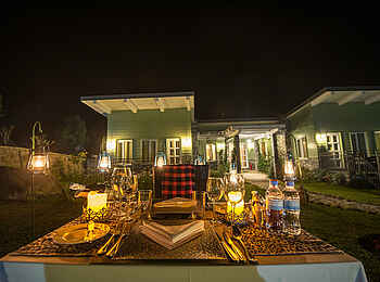 Amakoro Songa Lodge: Abendessen draußen Amakoro Songa Lodge: Abendessen draußen