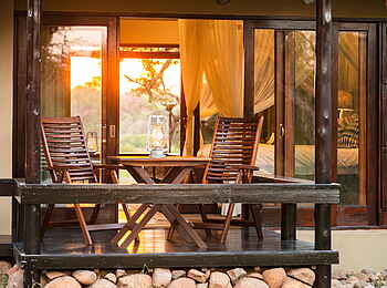 Inyati Game Lodge: Veranda des Gästechalets