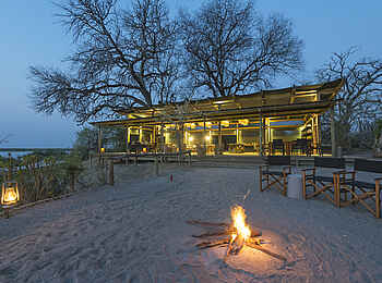 Linyanti Tented Camp: Feuer vor dem Hauptgebäude Linyanti Tented Camp: Feuer vor dem Hauptgebäude