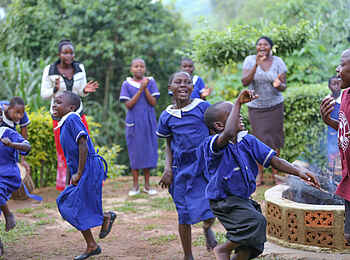 Mahogany Springs Safari Lodge: Tanzende Kinder