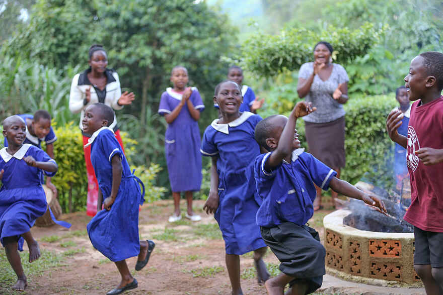 Mahogany Springs Safari Lodge: Tanzende Kinder Mahogany Springs Safari Lodge: Tanzende Kinder