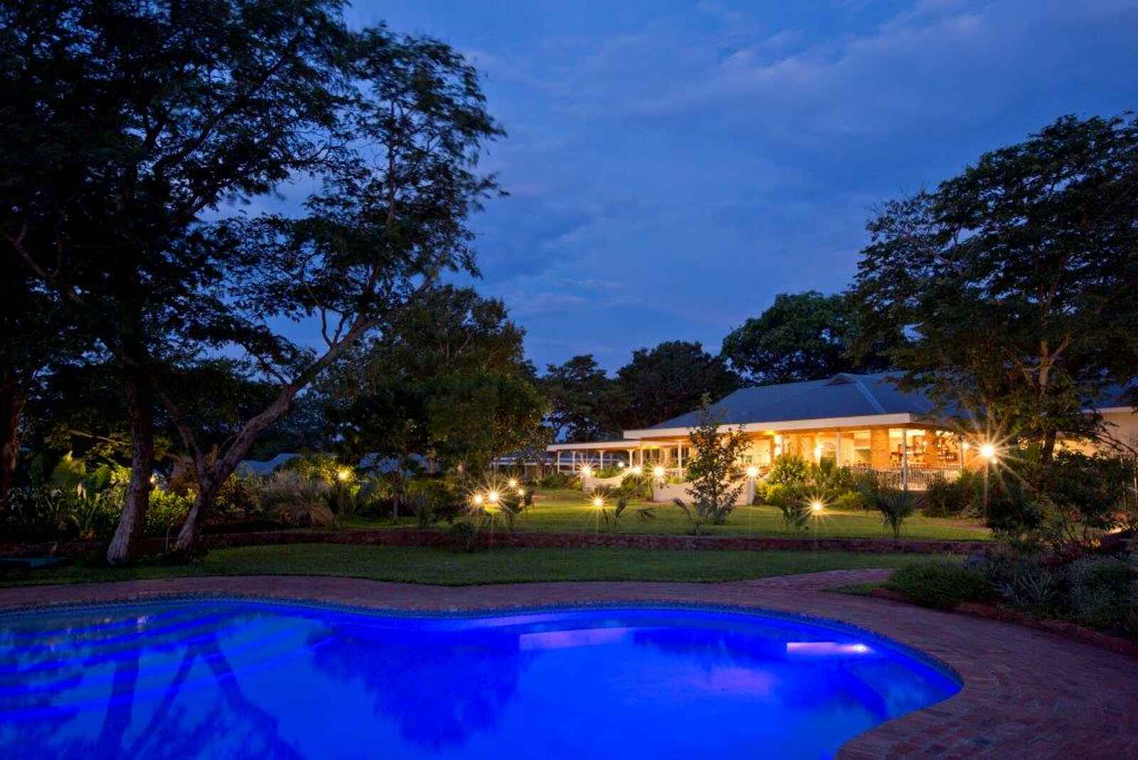 Pioneers Victoria Falls: Garten und Pool bei Nacht Pioneers Victoria Falls: Garten und Pool bei Nacht