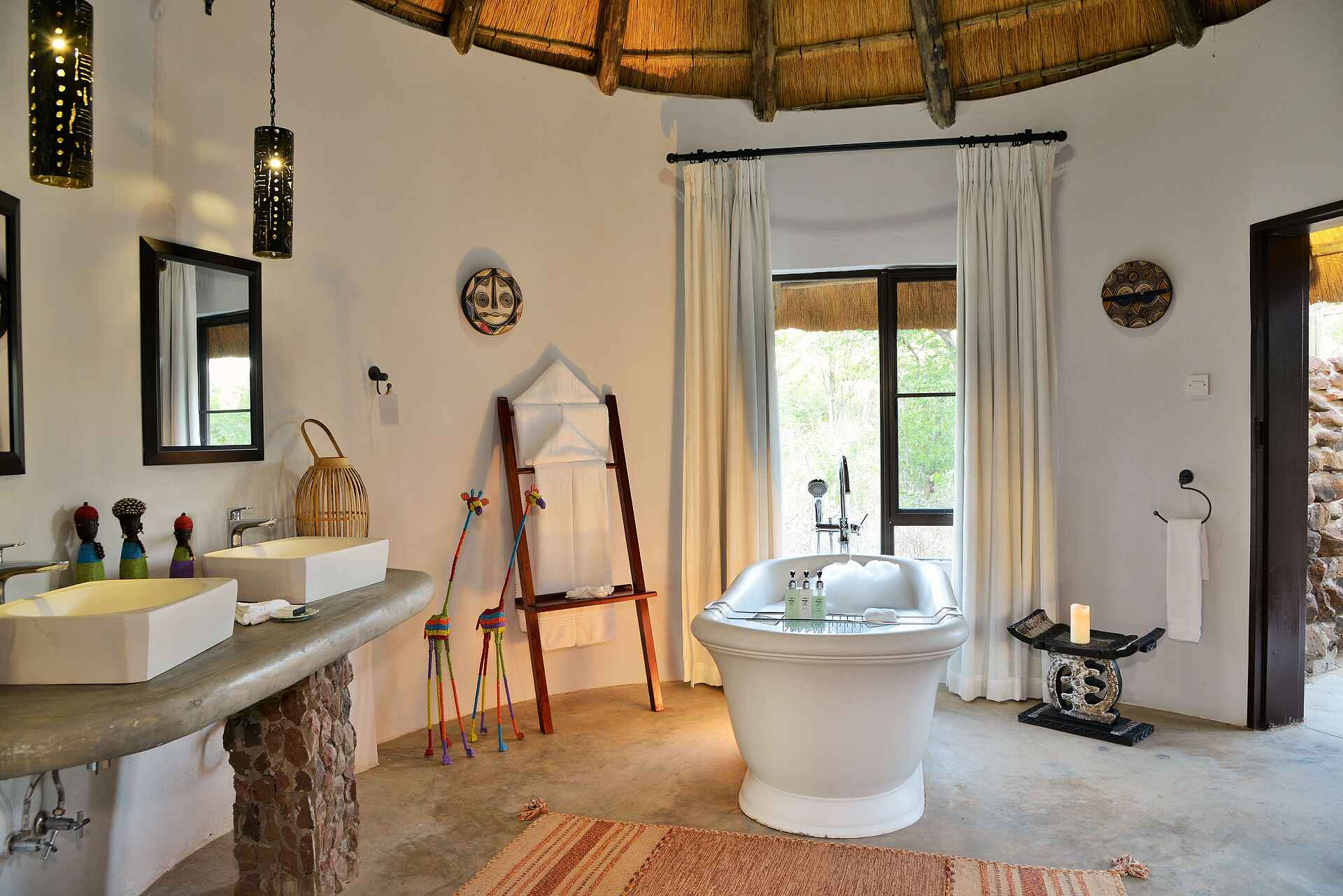 Tracy Mulder, Wildtrack Safaris Eco Lodge, Badewanne, Doppelwaschtisch, Gästebad, Wanne, Afrikarma, Afrikarma Safaris, Afrikarma Safaris - Wildnis. Hautnah., Afrikarma.de