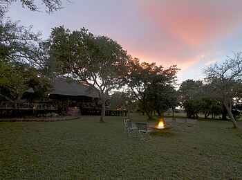 Baker's Lodge: Lagerfeuer vor dem Hauptgebäude Baker's Lodge: Lagerfeuer vor dem Hauptgebäude