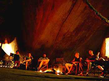 Big Cave Camp: Lagerfeuer am Abend