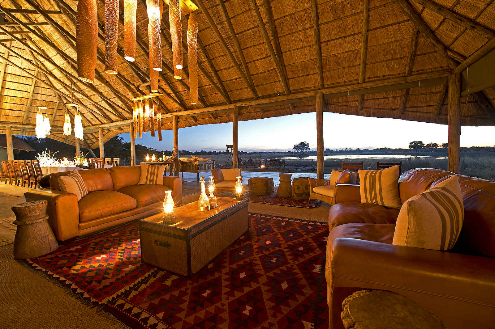 Camp Hwange: Main Lounge am Abend Camp Hwange: Main Lounge am Abend