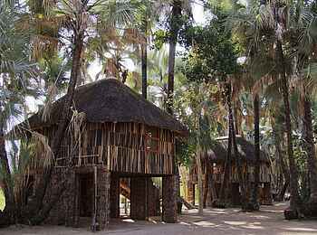 Epupa Falls Lodge: Die Chalets wurden auf Stelzen errichtet