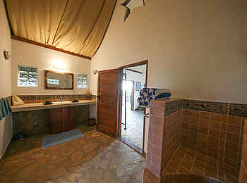Kinasi Lodge: Badezimmer des Shiraz Bungalow Kinasi Lodge: Badezimmer des Shiraz Bungalow