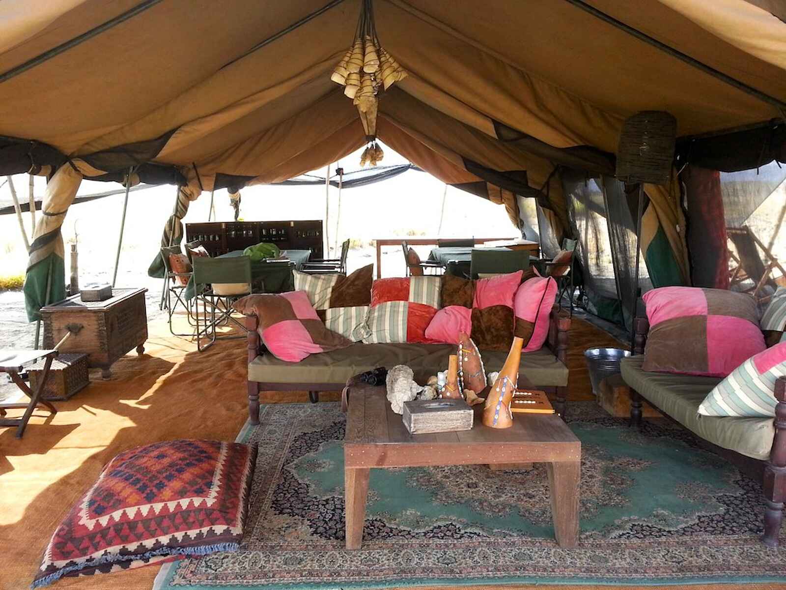 Lake Natron Camp: Loungebreich mit Sitzecke Lake Natron Camp: Loungebreich mit Sitzecke