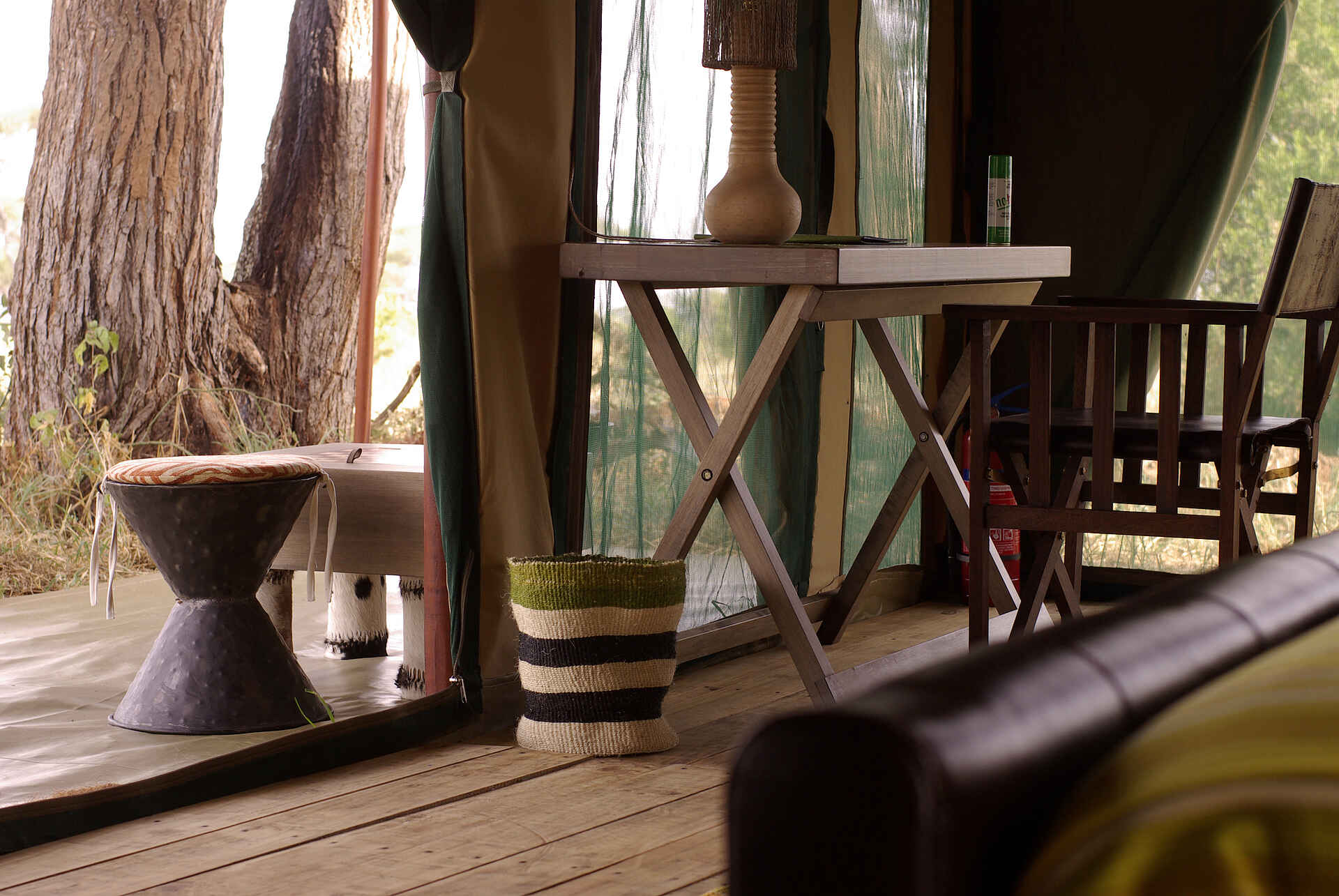 Lemala Ewanjan: Details im Gästechalet Lemala Camps, Lemala Ewanjan, Serengeti, afrikarma, afrikarma Safaris, afrikarma.de, Gästezelt, Tisch, Veranda