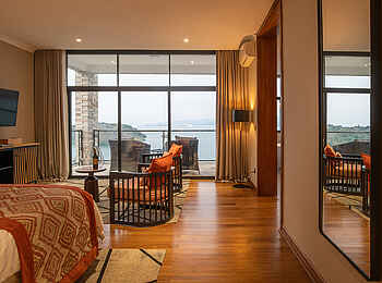 Lux Lake Kivu Hotel: Familiensuite Blick vom Bett zur Terrasse