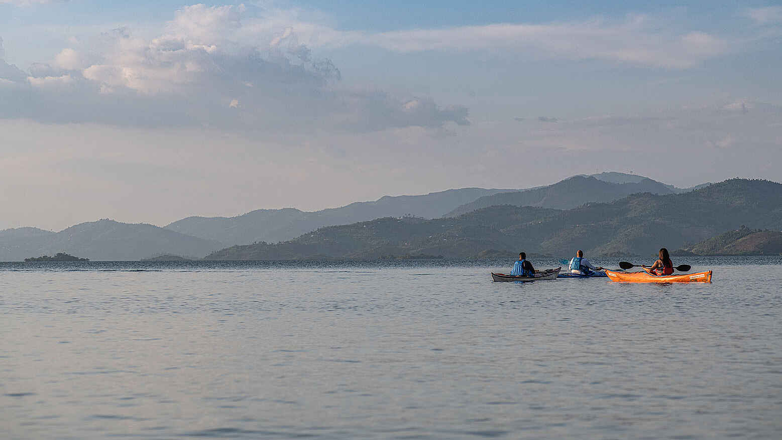 Lux Lake Kivu Hotel: Kayaken vor Bergkulisse Lux Lake Kivu Hotel: Kayaken vor Bergkulisse