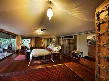 Mara Plains Jahazi: Bett und Terrasse