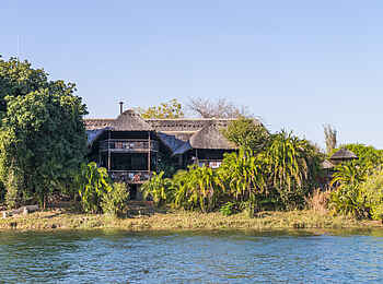 Mukambi Safari Lodge: Das Hauptgebäude Mukambi Safari Lodge: Das Hauptgebäude