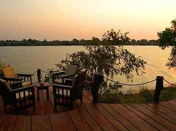 Mukambi Safari Lodge: Flussdeck der Familienvilla Mukambi Safari Lodge: Flussdeck der Familienvilla