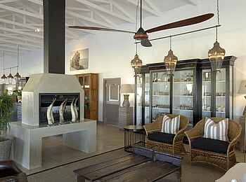 Mushara Outpost: Kamin in der Lounge