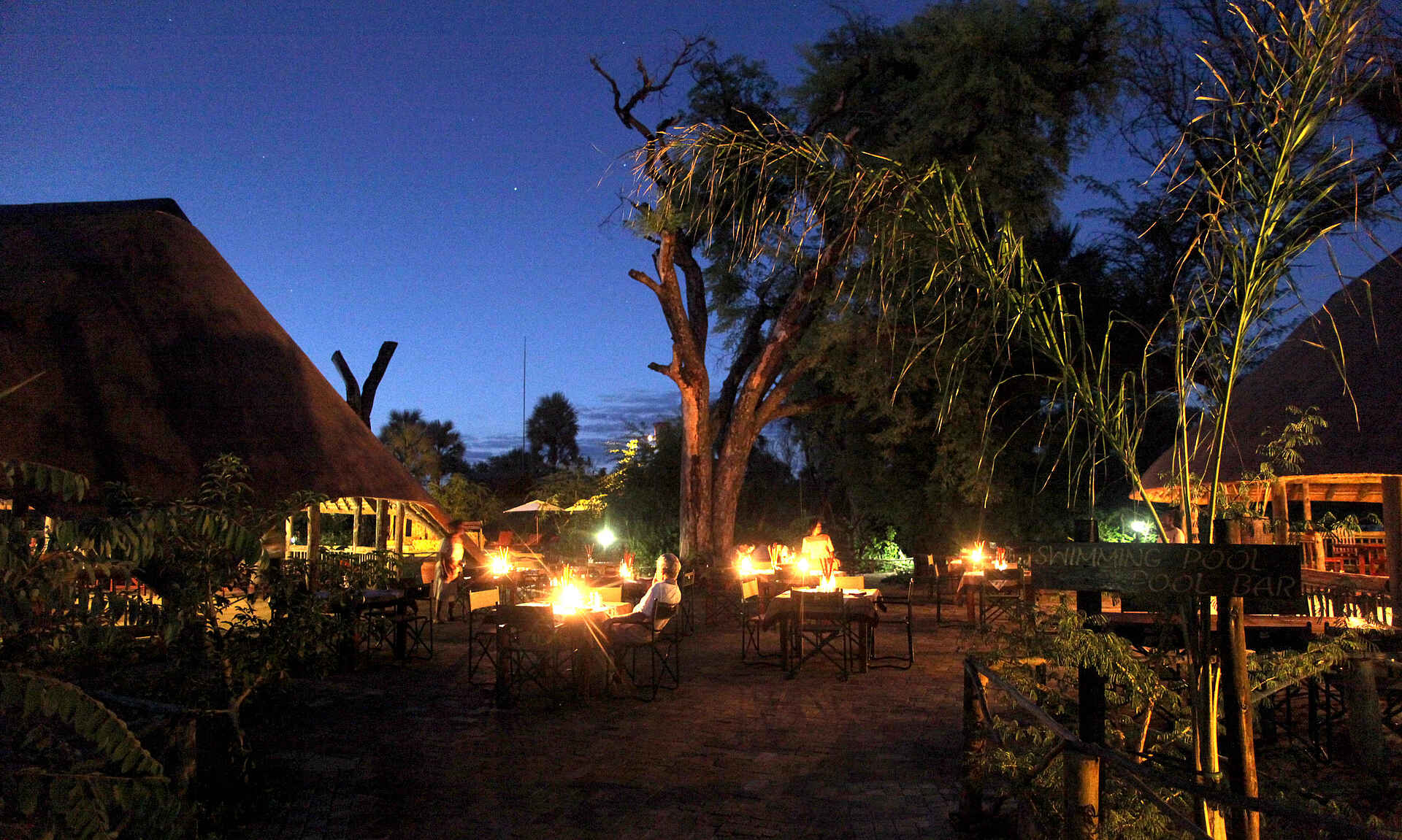 Kalahari, Nata, Nata Bird Sanctuary, Nata Lodge, Under One Botswana Sky, Innenhof, Restaurant, Makgadikgadi-Senke