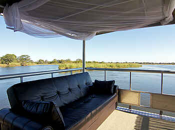 Ndhovu Safari Lodge: Sofa auf dem Hausboot Ndhovu Safari Lodge: Sofa auf dem Hausboot
