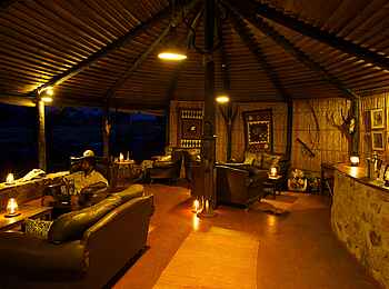 Ruaha River Lodge: Bar und Lounge Ruaha River Lodge: Bar und Lounge