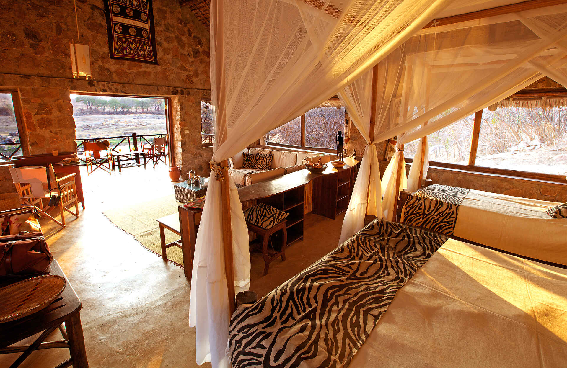 Foxes Safari Camps, Great Ruaha River, Ruaha National Park, Ruaha River Lodge, Gästechalet, Afrikarma, Afrikarma Safaris, Afrikarma Safaris - Wildnis. Hautnah., Bar, Lounge, Sessel