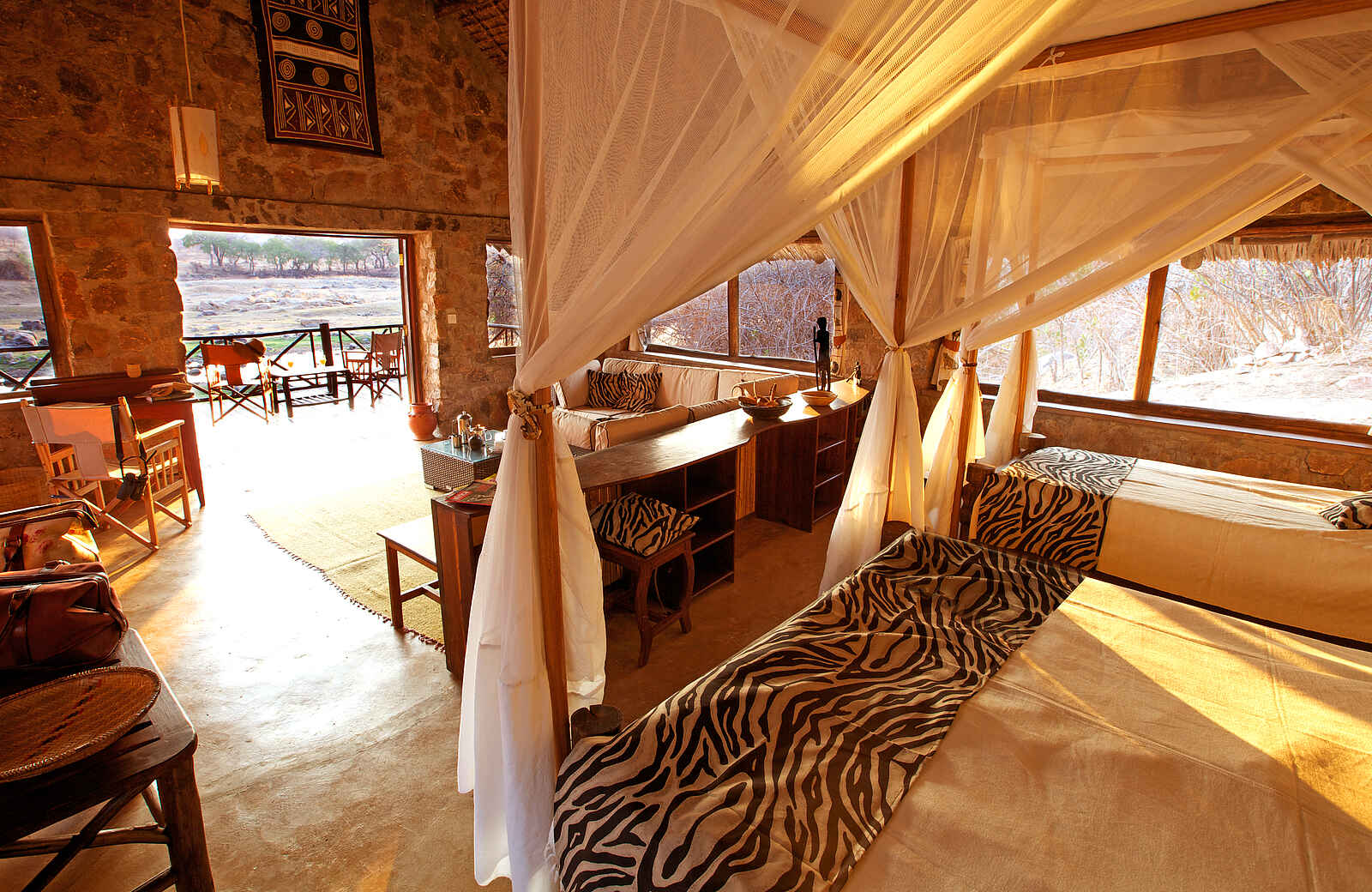 Ruaha River Lodge: Im Inneren eines Gästechalets Ruaha River Lodge: Im Inneren eines Gästechalets