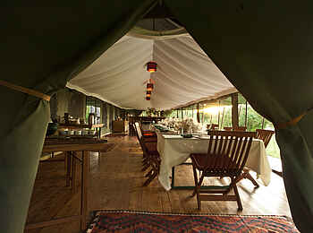 Sala's Camp: Blick durch das Hauptzelt Sala's Camp: Blick durch das Hauptzelt