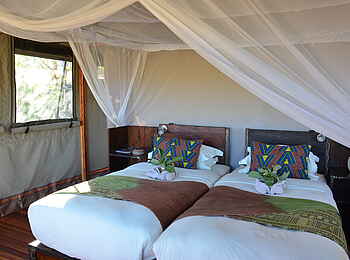 Sango Safari Camp: Doppelbett unter Moskitonetz