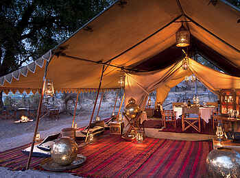 Selinda Explorers Camp: Abendliche Beleuchtung Selinda Explorers Camp: Abendliche Beleuchtung