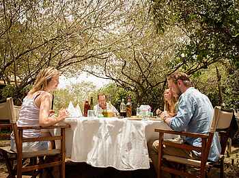 Serian's Nkorombo Mobile Camp: Mittagessen draussen