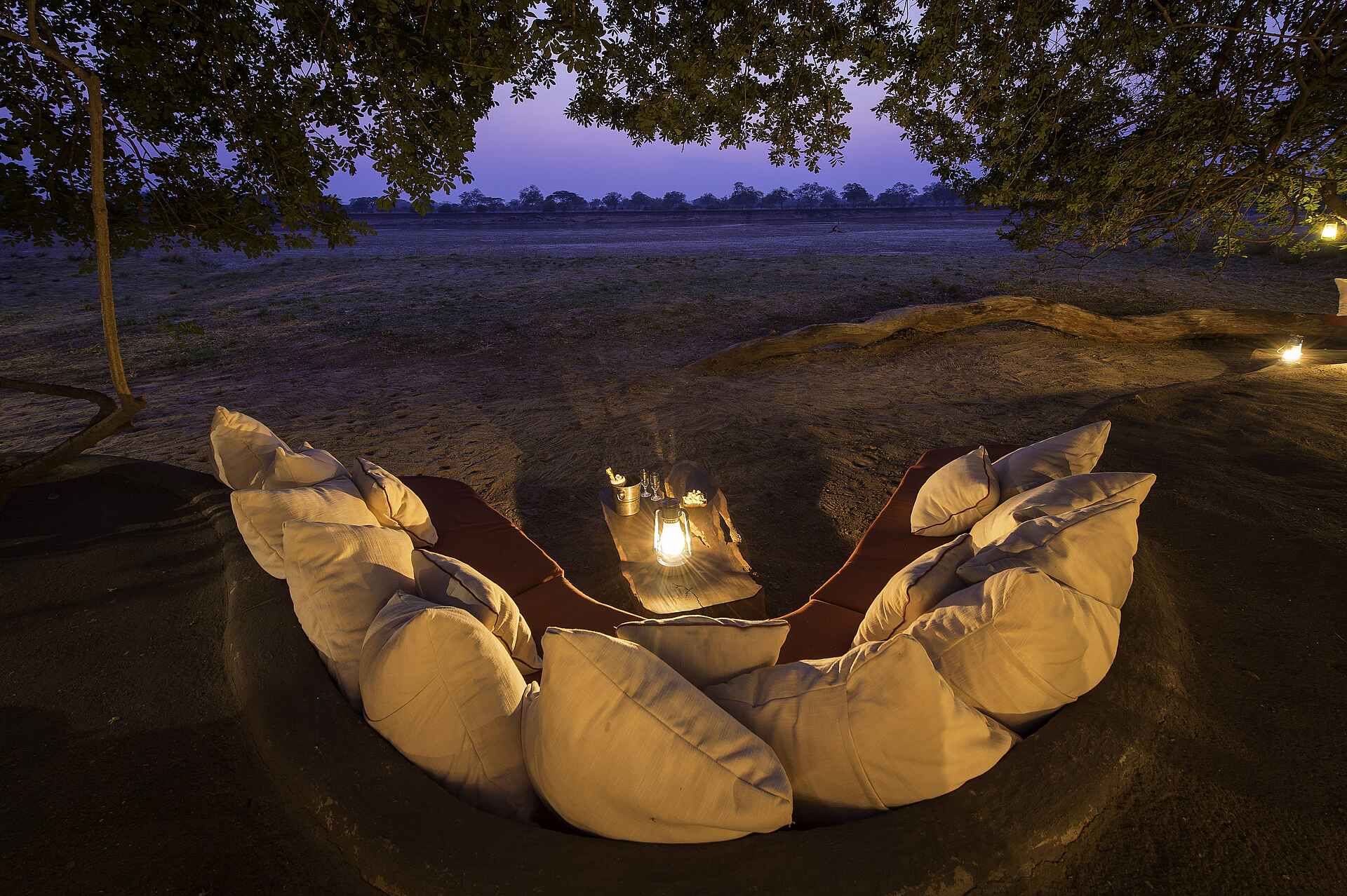 Robin Pope Safaris, South Luangwa National Park, Tena Tena, Luangwa River, Luangwa-Tal, Robin Pope, Tena Tena Camp, Walking Safari, Außenlounge, Bank, Kissen, Lagune, Sessel, Sitzgruppe, Afrikarma, Afrikarma.de, Geführte Buschwanderung