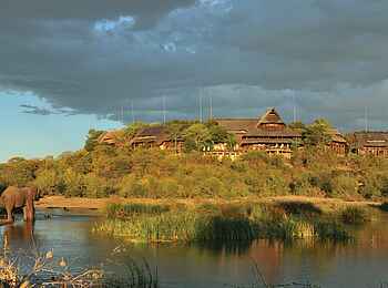 Victoria Falls Safari Lodge: Wasserloch vor der Lodge
