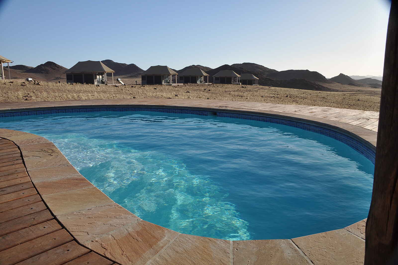 Desert Hills Glamping: Swimming Pool mit Ausblick Desert Hills Glamping: Swimming Pool mit Ausblick