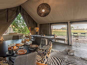 Gomoti Private Camp: Esstisch im Innenbereich