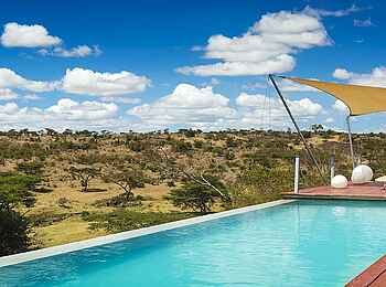 Mahali Mzuri: Pool mit Holzdeck und Liegen
