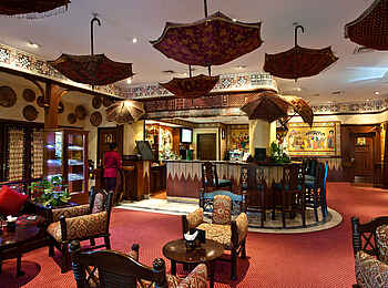 Nairobi Serena Hotel: Die Aksum Bar im orientalischen Stil