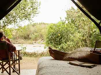 Serian Nkorombo: Kaffee vor einem Gästezelt