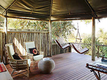 Amanzi Camp: Große Veranda mit Sitzgelegenheiten Amanzi Camp: Große Veranda mit Sitzgelegenheiten