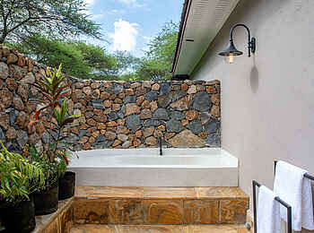 Hamerkop House by Lemala: Außenbadewanne Hamerkop House by Lemala: Außenbadewanne