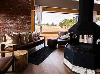 Kalahari Anib Lodge: Sitzgelegenheiten an der Feuerstelle