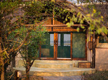Kasaka River Lodge: Glastür am Eingang zu einem Gästezelt Kasaka River Lodge: Glastür am Eingang zu einem Gästezelt