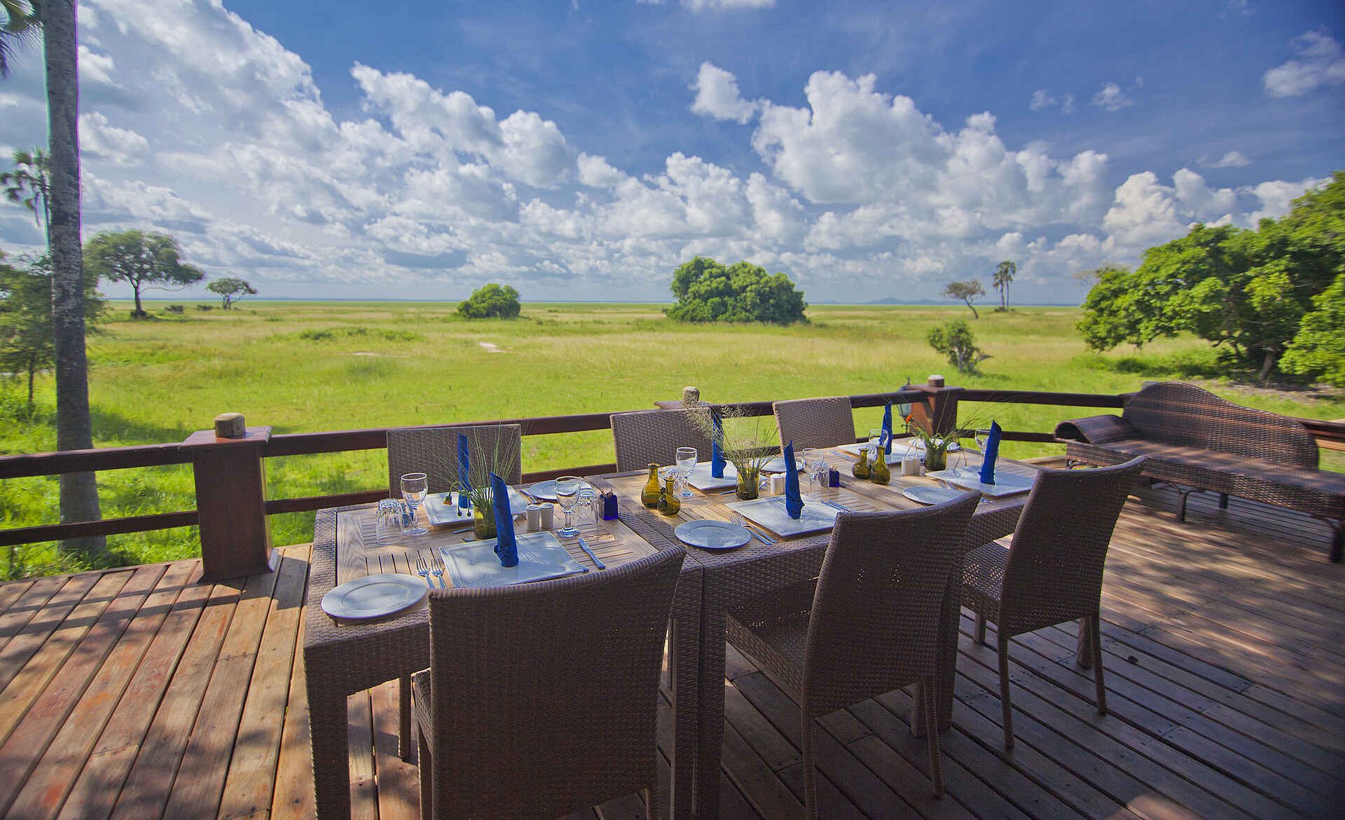 Katavi National Park, Katisunga Ebene, Katuma Bush Lodge, Mbali Mbali Safaris, Ausblick, Essen, Gedeckter Tisch, Sable Suite, Afrikarma, Afrikarma Safaris, Afrikarma Safaris – Wildnis. Hautnah., afrikarma.de