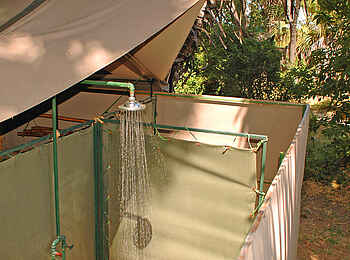 Lake Manze Camp: Dusche draußen Lake Manze Camp: Dusche draußen