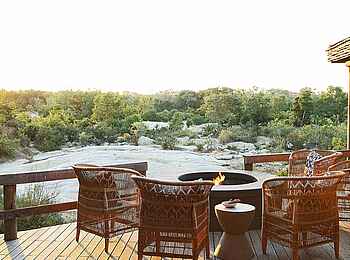 Londolozi Founders Camp: Feuerstelle und Terrasse Londolozi Founders Camp: Feuerstelle und Terrasse